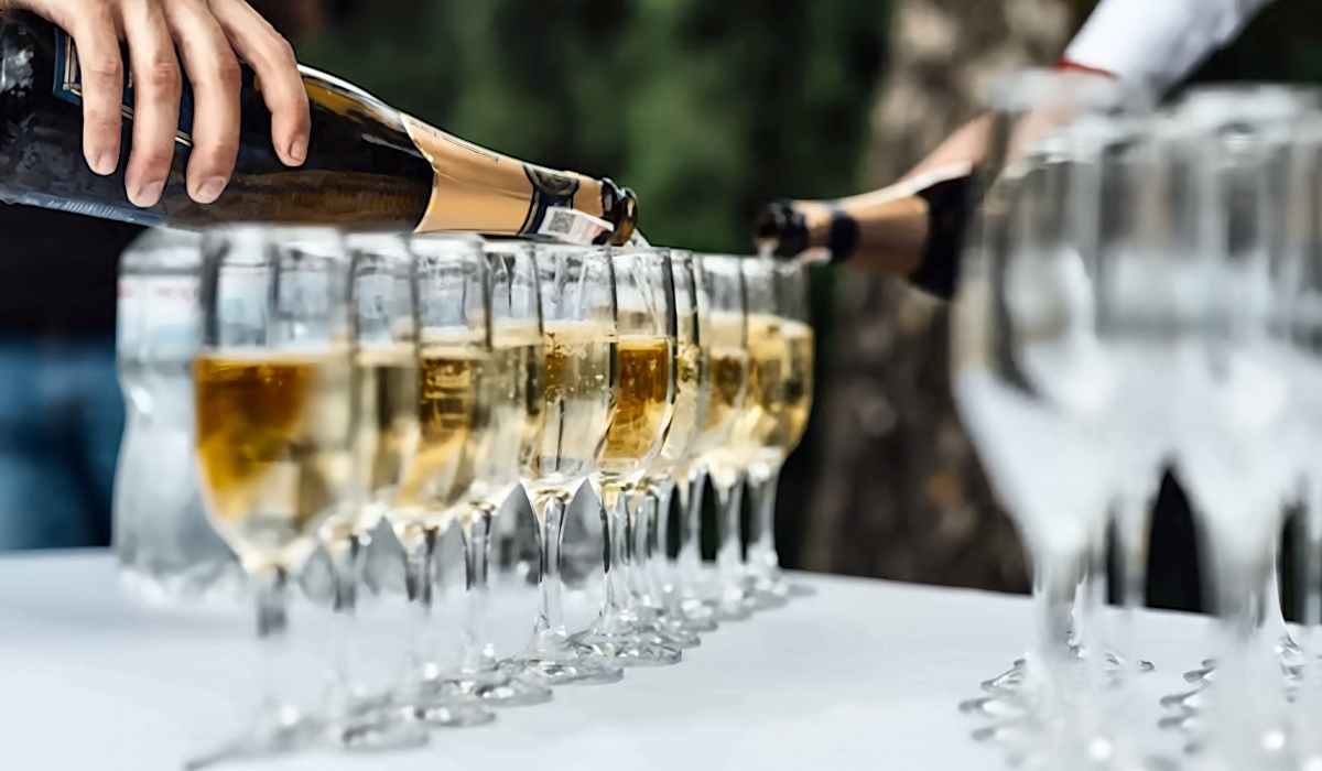 How Much Food Do You Really Need for a Drinks Reception?